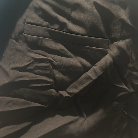 Theory silk cuffed shorts with front and back pockets. Size 4 - Picture 5 of 5